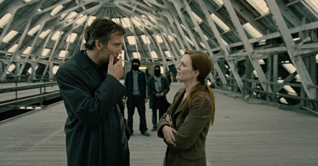 Clive Owen and Julianne Moore in Children of Men (2006)