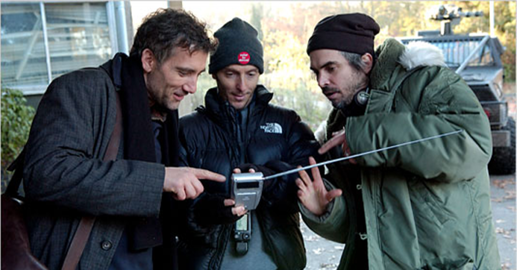Clive Owen, Emmanuel Lubezki, and Alfonso Cuarón on set of Children of Men (2006)